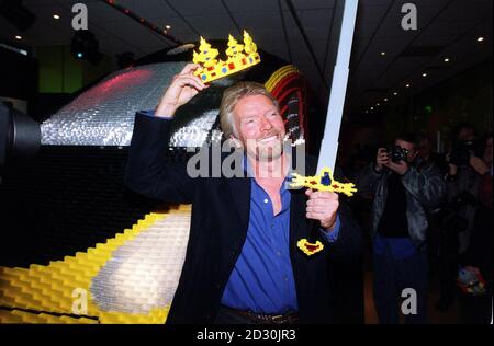 Le patron de la Vierge Richard Branson tient une couronne et une épée créées à partir de Lego, à un photocall pour faire connaître le train grandeur nature qui est modelé sur la nouvelle Vierge Pendolino, et a été méticuleusement construit par 15 fabricants de modèles Lego qualifiés. * ...à Legoland Windsor en utilisant plus de 1.5 millions de briques Lego. Le modèle a été développé et construit sur une période de 10 semaines et sera exposé au public pendant les 12 mois au Travel Centre, à la gare Euston, au centre de Londres. Banque D'Images