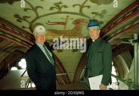 Sir Jocelyn Stevens, président du programme de subventions à la cathédrale (L) du patrimoine anglais, en compagnie du doyen de St Albans, le très révérend Christopher Lewis, inspecte les travaux de conservation sur les peintures murales de la cathédrale St Albans. * Sir Jocelyn a également annoncé que des subventions pour aider les grandes cathédrales d'Angleterre à survivre dans le nouveau millénaire. Banque D'Images