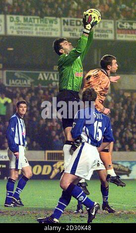 Cette image ne peut être utilisée que dans le contexte d'une fonction éditoriale. Pavel Srnicek, gardien de but de Sheffield Wednesday, fait des économies lors du match de football de la quatrième manche de la coupe FA entre Wolverhampton Wanderers et Sheffield Wednesday. * le jeu a été joué à Molineux. Banque D'Images