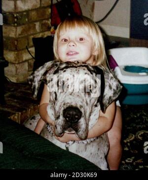 Photo de Chloe Bean et du chien de famille Zeus. La jeune famille pense que son chien bruyant de la Grande Dane a été abattu et retiré de leur jardin pendant qu'ils étaient dehors. Charles Bean, 28 ans, et sa femme Jennifer, 24 ans, sont retournés chez eux à Brandon, Suffolk, avec leurs deux enfants, Chloe, trois ans et Zoe, 18 mois et ont trouvé Zeus, deux ans, disparu et une trace de sang dans leur jardin. Photo PA : voir l'histoire PA CHIEN DE POLICE Banque D'Images