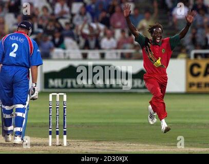 Henry Olonga (R), du Zimbabwe, célèbre le cricket de Chris Adams, en Angleterre, au cours de son One Day International au terrain de cricket de Newlands, au Cap, en Afrique du Sud. Banque D'Images