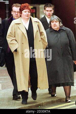 L'épouse du Dr Harold Shipman, Primrose (R), arrive au tribunal de la Couronne de Preston avec ses deux fils Christopher (L) et David, où le Dr Shipman a été reconnu coupable de tuer 15 femmes âgées, avec des injections létales de diamorphine. * entre mars 1995 et juillet 1998. Banque D'Images