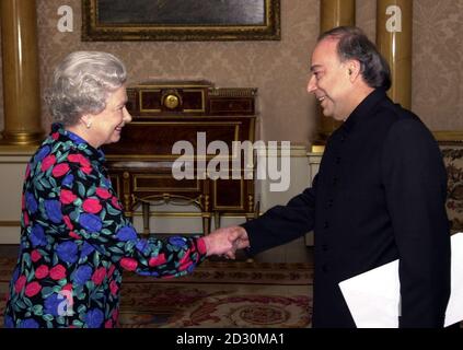 S.A.R. la reine Elizabeth II, a reçu son Excellence le Haut Commissaire pour le Pakistan, M. Akbar S Ahmed, qui présente ses lettres de commission au Palais de Buckingham à Londres. Banque D'Images