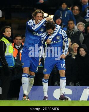 Juan Mata (à droite) de Chelsea célèbre avec Fernando Torres After, coéquipier marquant le deuxième but de son côté Banque D'Images