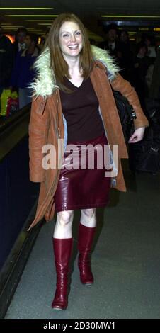 Actrice Julieanne Moore arrivée à l'aéroport de Heathrow de Berlin. Mme Moore apparaît dans les nominations d'Oscar 2000 pour 'meilleure actrice' pour sa part dans 'la fin de l'affaire'. Banque D'Images