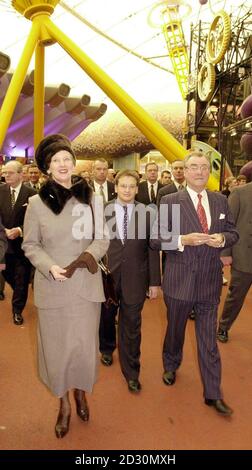 La reine Margrethe, 59 ans, et son mari le prince Henrik visitent le Millennium Dome à Greenwich, avec Pierre Yves Gerbeau, le nouveau directeur du Dome, (au centre) le premier jour complet de leur visite d'État de trois jours en Grande-Bretagne.* les Royals danois, qui séjournent au château de Windsor en tant qu'invités de la Reine et duc d'Édimbourg, visiteront également le pont du millénaire, une nouvelle passerelle à travers la Tamise construite par une entreprise danoise. Banque D'Images