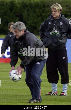 David Beckham (R) de Manchester United regarde Kevin Keegan, le directeur de l'Angleterre, pendant l'entraînement avec l'équipe de football de l'Angleterre à Bisham Abbey, Berkshire.* le fils de Beckham Brooklyn se remet après la peur de la maladie qui a culminé dans l'omission du milieu de terrain du match de football FA Premiership de Manchester United avec Leeds United le 20/02/2000.Beckham a manqué une séance de formation le 18/02/2000 après avoir passé la nuit à s'occuper de son jeune fils et a été laissé à l'extérieur après une rangée avec Sir Alex Ferguson. Banque D'Images