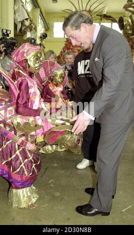 Le Prince de Galles examine les costumes de carnaval de Trinidad, alors qu'il visite le complexe du camp de Mas à l'extérieur de la capitale de l'île Port of Spain. Le Prince est arrivé dans les Caraïbes 21/02/00 pour visiter Trinidad et Tobabgo avant de prendre l'avion pour le Guyana et la Jamaïque. Banque D'Images