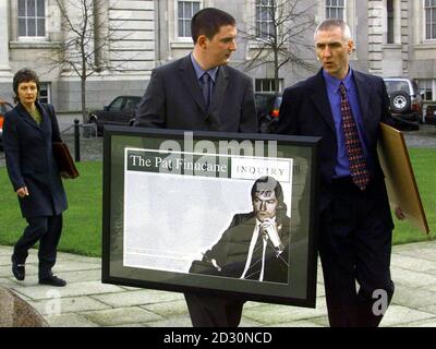 Geraldine Finucane (L), veuve de Pat Finucane, arrive avec son fils John (au centre) et son beau-frère Martin Finucane (R) aux bâtiments gouvernementaux de Dublin, alors que le gouvernement fait face à de nouvelles demandes d'enquête judiciaire indépendante. * ...into le meurtre de Pat Finucane, avocat de Belfast. Sa veuve, Geraldine, était à la tête d'une délégation à Dublin pour exhorter le premier ministre irlandais Bertie Ahern et son ministre des Affaires étrangères Brian Cowen à soutenir leur appel à une enquête. Cela fait suite à deux nouveaux rapports, d'Amnesty International et de British Irish Rights Watch, basé à Londres, qui soutiennent l'argument Banque D'Images