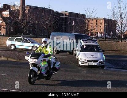 La camionnette contenant le meurtrier de Moors Ian Brady arrivant au tribunal de la Couronne de Liverpool, alors que la police l'escorte jusqu'à sa première comparution en plus de 30 ans, où ses avocats contestaient une décision de l'hôpital Ashworth de le nourrir de force. Banque D'Images