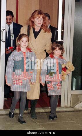 La duchesse de York avec ses filles la princesse Beatrice (à gauche) et Eugénie quittant Heathrow pour Buenos Aires aujourd'hui (Weds)les princesses pourraient être dépouillés de leurs titres de HRH dans une série de réformes pour moderniser davantage la monarchie, a annoncé aujourd'hui (samedi). Les propositions comprennent la restriction du style de son Altesse Royale à des hauts royals, la confirmation que l'aviron et la curtseying à des royals n'est pas obligatoire, et enfin la fermeture de la porte sur l'hébergement de grâce et de faveur du palais. Photo de Tim Ockenden. Banque D'Images