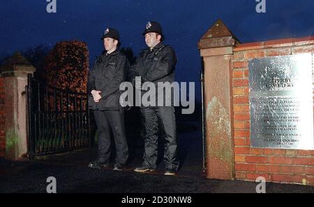 Des policiers à l'extérieur du cimetière d'Upperby, Carlisle, dans le cadre d'enquêtes sur la mort de cinq patients d'un médecin généraliste. Les restes de l'un d'eux, Kier Hamilton, 18 ans, de Carlisle, Cumbria, ont été exhumés du cimetière. * ...pour les échantillons médico-légaux à prendre. Le médecin de famille John Gordon, 50 ans, de M. Hamilton, a été arrêté par la police de Cumbria en février en raison d'allégations selon lesquelles il surprescrirait la méthadone de substitution à l'héroïne. Banque D'Images