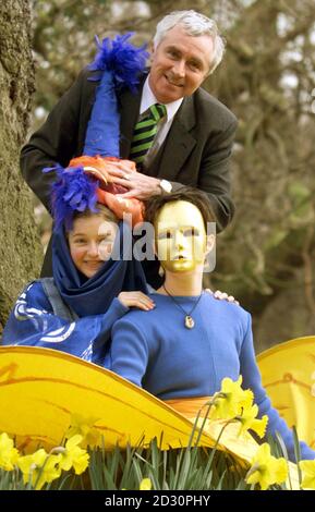 James McDaid, ministre irlandais du Tourisme, des Sports et des Loisirs, avec Sarah Kinlan (portant un masque) et Leah O'Doherty (portant un chapeau), de la société Down to Earth Theatre Company, à Dublin, où des préparatifs sont en cours pour la parade de la Saint-Patrick. *le défilé a lieu le vendredi 17 mars 2000. Banque D'Images