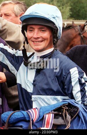 Dossier de la bibliothèque photo du 12/08/96 du jockey Walter Swinburn qui fera son retour à la course à Wolverhampton demain, jeudi 16 mars 2000. Le jockey s'associera à la flamme de diamant de haut poids dans la conclusion Don Allen retraite handicap pour l'entraîneur Peter Harris. C'est le dernier retour pour Swinburn dont la carrière récente a été entalée par des problèmes de blessures et de poids. Voir PA Story RACING Swinburn. PHOTOS PA Banque D'Images