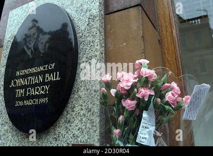 Un hommage floral à Jonathan ball, de sa mère, est déposé par le mémorial de son fils et de Tim Parry sur la rue Bridge à Warrington. La duchesse de Kent doit ouvrir officiellement un centre de paix de 3 millions, dédié aux deux garçons qui ont perdu la vie. Banque D'Images