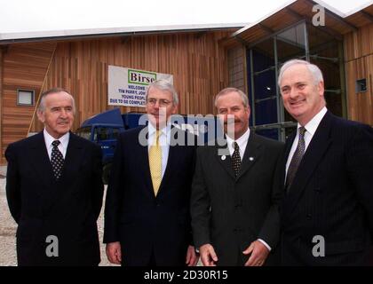 (G-D) l'ancien premier ministre irlandais Albert Reynolds, l'ancien premier ministre britannique John Major, Colin Parry, le père de la victime de Warrington Bomb Tim Parry et l'ancien premier ministre irlandais John Bruton à l'extérieur du nouveau centre de paix de Warrington. *...pour le dévoilement d'une plaque par la Duchesse de Kent. Banque D'Images