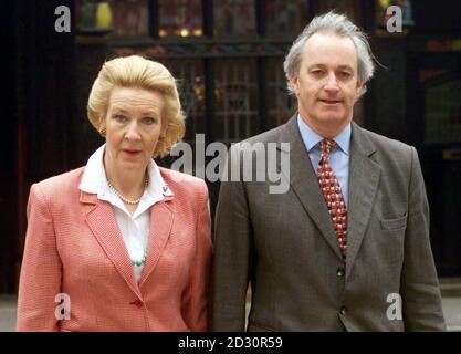 Neil et Christine Hamilton arrivent à la haute Cour de Londres pour une nouvelle audience concernant la facture de 2 millions de frais de M. Hamilton encourue en espèces pour des questions, défaite de la diffamation par Mohamed Al Fayed. Banque D'Images