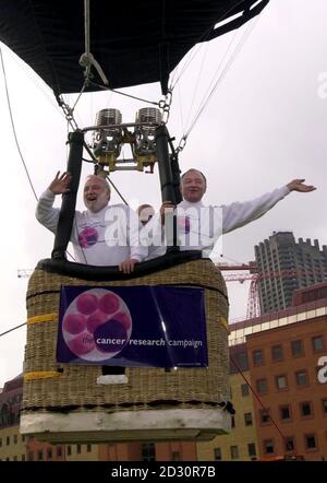 Les candidats Mayoral de Londres Frank Dobson (à gauche) et Ken Livingstone, dans le ballon à air chaud captif de la campagne de recherche sur le cancer. Le ballon de 85 pieds est attaché à l'honorable Artillery Company, Armoury House, pour recueillir des fonds pour la recherche sur le cancer. Banque D'Images