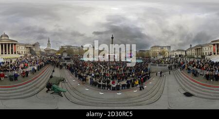 Vue panoramique à 360° de "Silence sur la place". Les foules se rassemblent à Trafalgar Square Central London pour 2 minutes de silence à 11:00 le 11 novembre. IMAGE : MARK PAIN / ALAMY