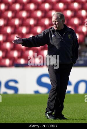 Craig Brown, responsable écossais, dirige l'équipe pendant la formation au parc Hampden à Glasgow. Le skipper écossais, Colin Hendry, ne prendra pas sa retraite à l'international après le départ de l'ancien coéquipier de Blackburn, Alan Shearer. * le défenseur de Coventry, âgé de 34 ans, mène son pays en action contre les champions du monde de France à Hampden Park mercredi, en espionnant la coupe du monde 2002 comme un swansong approprié. Banque D'Images