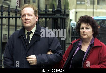 Dave Percy avec sa femme à l'enquête de la mort de sa fille, à Newcastle upon Tyne. M. Jones a fait le pas extraordinaire en 1999 en exposant publiquement sa fille mendiante Dawn Jones, 33 ans, comme une fraude dans le but de la sauver de son mode de vie désespéré. * il a lancé un appel émotionnel aux jeunes pour éviter les drogues dans le sillage de son enquête. Sept mois après son plaidoyer dans les journaux nationaux, Dawn a été trouvée dans une cabine de toilettes publiques à Newcastle-upon-Tyne après avoir pris un cocktail de comprimés et injecté de l'héroïne. Banque D'Images