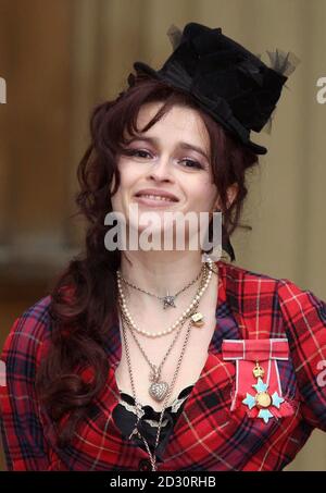 Helena Bonham carter pose avec sa médaille du Commandant de l'Empire britannique (CBE), après une cérémonie d'investiture au Palais de Buckingham dans le centre de Londres. Banque D'Images