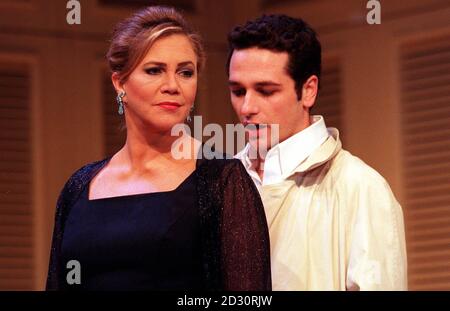 L'actrice Kathleen Turner aux côtés de la co-star Matthew Rhys lors d'une répétition de « The Graduate » qui a été adaptée par Terry Johnson pour la représentation sur scène au Gielgud Theatre, dans le centre de Londres. Banque D'Images