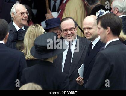 Le chef conservateur William Hague (R), le président du Parti conservateur, Michael Anchram (C), et Denis Thatcher (à gauche, portant des lunettes), qui étaient parmi les politiciennes, se sont réunis pour célébrer la vie du député Romsey Michael Colvin et de sa femme Nichols à leur service commémoratif. * le couple est mort comme feu balayé à travers leur maison, Tangley House, près d'Andover, Hampshire le 24/2/2000. Banque D'Images