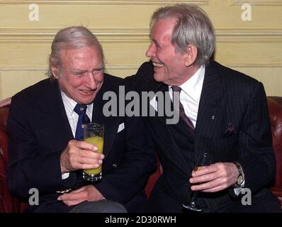 Peter O'Toole (à droite), ancien acteur, accompagné du comédien Spike Milligan, lors d'une cérémonie au Simpson's-in-the-Strand de Londres, où il a reçu le prix Oldie de l'année. M. O'Toole a été choisi par un jury, pour son esprit aiguisé et son zeste de vie *le jury comprenait Joanna Lumley, Richard Ingrams et Terry Wogan. Parmi les gagnants précédents, on retrouve Spike Milligan, Betty Boothroyd et un pied dans la tombe Richard Wilson. Banque D'Images