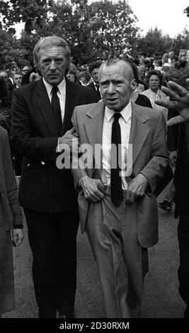 Charlie Kray (L) aide son père, également appelé Charlie, lors des funérailles de Violet, l'épouse de Charlie SNR. 04/04/00: Charlie Kray, 73 ans, frère aîné de jumeaux de gangster, Ronnie et Reggie, est décédé à l'hôpital St Mary, Newport, île de Wight. Banque D'Images