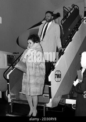 Elizabeth Taylor, star hollywoodienne, avec son mari, elle a épousé deux fois, l'acteur Richard Burton. Mlle Taylor, âgée de 63 ans, se serait séparée de son septième mari Larry Fortensky. Banque D'Images