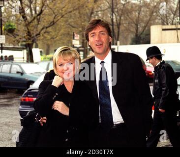 Bonjour, les présentateurs Richard Madeley et Judy Finnigan arrivent pour les Pride of Britain Awards à l'hôtel Hilton de Londres. Les prix rendent hommage à ceux qui ont le plus inspiré la nation au cours des 12 derniers mois. Banque D'Images