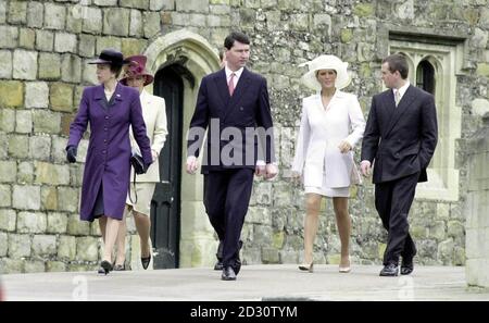 De gauche à droite : la princesse royale, la comtesse de Wessex, le commandant Tim Laurence et Zara et Peter Phillips dans le domaine du château de Windsor, comme eux et d'autres membres de la famille royale ont accompagné la reine et la reine mère au service de l'église de Pâques.* ...being détenus dans les motifs. Banque D'Images