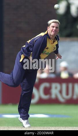 Shane Warne, la star du Hampshire, fait ses débuts à la maison lors du match de Norwich Union National Cricket League entre Hampshire Hawkes et les ours du Warwickshire au County Ground, Southampton. Banque D'Images