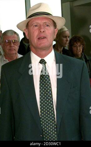 Photo de la bibliothèque PA datée du 21/10/1998 : l'ancien batteur du Yorkshire et de l'Angleterre devenu commentateur de cricket Geoff boycott, 59, a comparu aujourd'hui 34 mai 2000 dans un tribunal français en appel contre sa condamnation pour avoir battu une ex-amie Margaret Moore et la poinçonné plus de 20 fois, pendant une rangée à leur, Hôtel 1,000 nuits Cap, à Antibes, sur la Côte d'Azur. M. boycott a été condamné à trois mois de prison avec sursis et à une amende de plus de 5,000 en janvier 1998 . Voir PA Story COURTS Bot=ycott. Photo PA. Banque D'Images