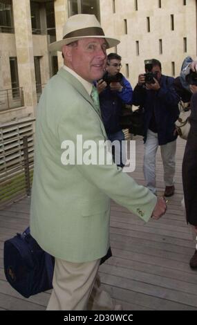 Geoff boycott, 59 ans, ancien batteur du Yorkshire et de l'Angleterre, commentateur du cricket, arrive à la Cour d'appel, à Aix-en-Provence, dans le sud de la France, au début de son appel contre Margaret Moore. * M. boycott a reçu une peine de prison avec sursis de trois mois et une amende de plus de 5,000 en janvier 1998 pour avoir poinçonné Margaret Moore 20 fois dans le visage et le corps pendant une rangée à leur Hôtel Cap 1,000-a-Night, à Antibes, sur la Côte d'Azur. Banque D'Images