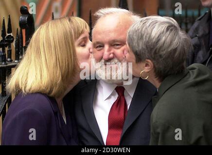 Le candidat du Labour pour le maire de Londres, Frank Dobson reçoit un baiser de sa fille Sally (à gauche) et de sa femme Janet après avoir voté dans le centre de Londres. Les quatre principaux candidats à la mairie se sont tous dirigés vers le vote du premier maire élu de la capitale. Banque D'Images