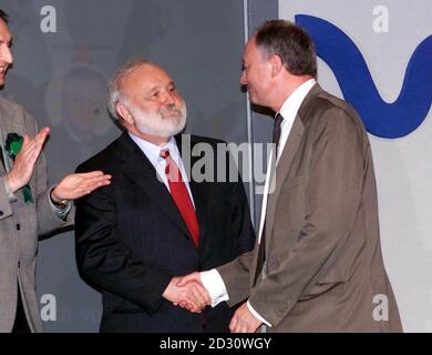 Le candidat indépendant Ken Livingstone (à droite) secoue la main du candidat travailliste Frank Dobson après avoir remporté l'élection du maire de Londres au Queen Elizabeth II Conference Centre de Londres où les résultats ont été annoncés. * Livingstone a gagné un total de 776,427 voix contre 564,137 pour le candidat conservateur Steve Norris après que les autres candidats ont été éliminés au premier tour de scrutin. Banque D'Images