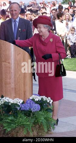 La reine Elizabeth II de Grande-Bretagne avec Peter Player, président du Newmarket Racecourse, ouvre officiellement le Millennium 2000 Stadium à Newmarket, Suffolk. Le Grandstand a coûté environ 17 millions et a pris 18 mois à compléter. Banque D'Images