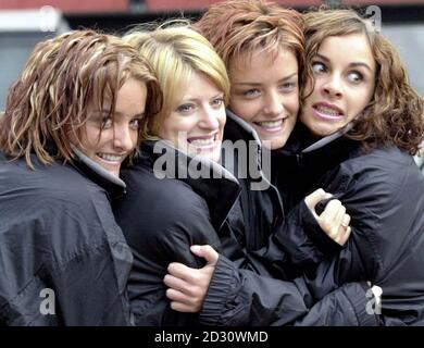 Le groupe de pop irlandais Bewitched s'est mis en garde contre la peur avant de brave le nouveau tour d'automne libre d'Apocalypse lors de son lancement au parc Drayton Manor, dans le Staffordshire. L-R : Edèle Lynch, Sinead O'Carroll, Keavy Jane Lynch et Lindsay Armaou. Banque D'Images