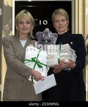 Le mannequin Twiggy (à gauche) et l'actrice Jenny Seagrove livrent une pétition au numéro 10 Downing Street, Londres, dans le but d'interdire les cirques animaux. Banque D'Images