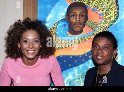 Doreen Lawrence (à droite) et Mel B, chanteur avec le groupe de filles The Spice Girls, à la Stephen Lawrence Gallery de l'Université de Greenwich à Londres. Ils sont debout devant un tableau de Stephen Lawrence. Banque D'Images