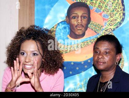 Doreen Lawrence (à droite) et Mel B, chanteur avec le groupe de filles The Spice Girls, à la Stephen Lawrence Gallery de l'Université de Greenwich à Londres. Ils sont debout devant un tableau de Stephen Lawrence. Banque D'Images