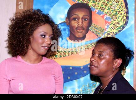 Doreen Lawrence (à droite) et Mel B, chanteur avec le groupe de filles The Spice Girls, à la Stephen Lawrence Gallery de l'Université de Greenwich à Londres. Ils sont debout devant un tableau de Stephen Lawrence. Banque D'Images