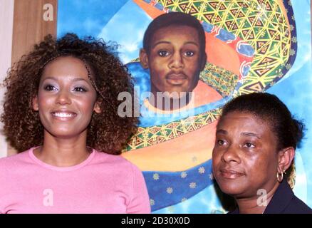 Doreen Lawrence (à droite) et Mel B, chanteur avec le groupe de filles The Spice Girls, à la Stephen Lawrence Gallery de l'Université de Greenwich à Londres. Ils sont debout devant un tableau de Stephen Lawrence. Banque D'Images