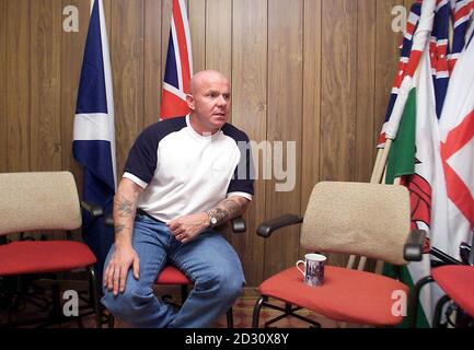 Top le commandant des combattants de la liberté d'Ulster, Johnny Adair, s'est exprimé devant l'Association de la presse à Belfast. Le leader paramilitaire loyaliste le plus craint d'Irlande du Nord a insisté sur le fait que le processus de paix était arrivé trop loin pour échouer maintenant. * M. Adair, maintenant un fervent partisan de l'Accord du Vendredi Saint, a déclaré à PA News: "Nous ne pouvons pas nous permettre de tourner en arrière. Nous savions que nous aurions des hauts et des bas en chemin, mais je crois que nous y parviendrai. Il y a eu tant de haine et d'amertume au cours des 30 dernières années, je ne pense pas que les gens des deux côtés puissent plus supporter. » Banque D'Images