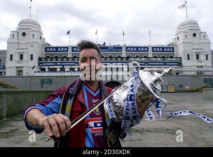 Nigel Kennedy, violoniste classique et fan de Villa, tente de jouer à la coupe FA devant Wembley, Londres, avant la finale de la coupe entre Aston Villa et Chelsea le 20/5/2000. Il assistera au match avec son fils de quatre ans, Sark. Banque D'Images