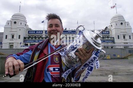 Nigel Kennedy, violoniste classique et fan de Villa, tente de jouer à la coupe FA devant Wembley, Londres, avant la finale de la coupe entre Aston Villa et Chelsea le 20/5/2000. Il assistera au match avec son fils de quatre ans, Sark. Banque D'Images