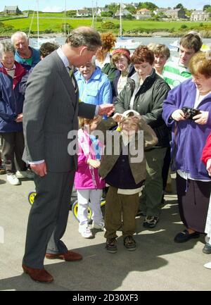 Gregor Lindsay, 5 ans, semble submergé lorsqu'il rencontre HRH, le prince de Galles, alors que le prince accueillait les habitants après avoir rendu visite aux familles de la tragédie de Solway Harvester au Steam Packet Inn de l'île de Whithorn, en Écosse. Banque D'Images