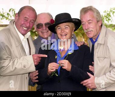 EastEnders Actors L-R: Mike Reid (qui joue Frank Butcher dans le savon), Tony Caunter (Roy Evans), PAM St Clement (Pat Evans) et Lesley Schofield (Jeff Healy), au Chelsea Flower Show à Londres. * UNE double célébration a eu lieu lorsque les acteurs principaux d'Eastenders, célébrant son quinzième anniversaire cette année, a visité le quinzième Aidez le vieux jardin d'exposition à l'événement de renommée mondiale. Banque D'Images